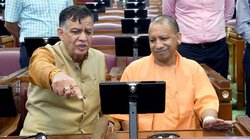 BJP नेता ने UP विधानसभा में ‘टैबलेट’ देख मुस्कुराते हुए CM योगी की तस्वीर की शेयर, लोग बोले – ऐसी व्यवस्था सरकारी स्कूलों में भी कर दो