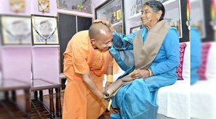 Yogi Photo| Yogi With maa| Yogi maa Photo|