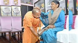 ‘शॉल से टैग तो हटा देते, इतनी भी क्या जल्दी थी’- CM योगी ने मां को दी शॉल, टैग पर पड़ी लोगों की नजर, करने लगे ऐसे सवाल