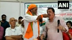 ये क्या नया शौक पाल लिया है? भाई चारा दिखाने के लिए कांग्रेस नेता ने मुंह से निकलवाकर खाया खाना, लोगों ने किए ऐसे कमेंट