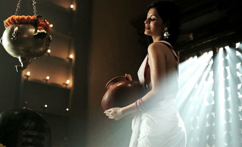 एक्ट्रेस सोनाली राउत ने फिल्म द एक्सपोजे से अपना डेब्यू किया था। इस फिल्म में सोनाली पर कई बोल्ड सीन फिल्माए गए थे।