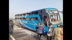 जयपुर से बिहार जा रही डबल डेकर बस आगरा एक्सप्रेस वे पर हुई दुर्घटनाग्रस्‍त, तीन की मौत, दर्जनों यात्री घायल