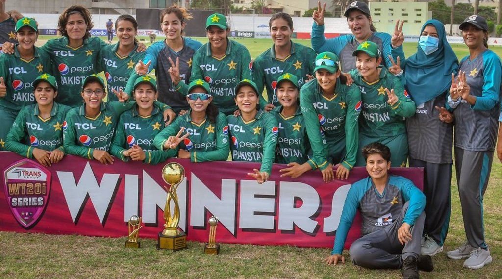 Pakistan women produced one of their best fielding displays to defeat Sri Lanka women by four wickets in a last-ball thriller to win the third and final Twenty20 International