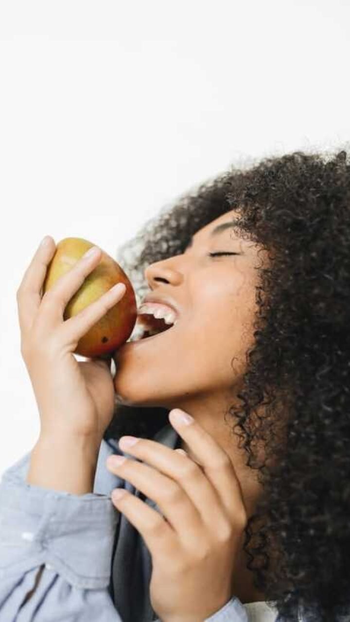 cropped-SIDE-EFFECTS-OF-EATING-MANGOES.jpeg