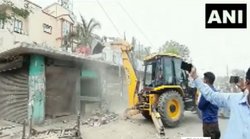 कानपुरः ढोल लेकर योगी की पुलिस पहुंची गैंगस्टर पप्पू स्मार्ट की प्रॉपर्टी को ढहाने, सोशल मीडिया पर आए ऐसे मजेदार कमेंट्स