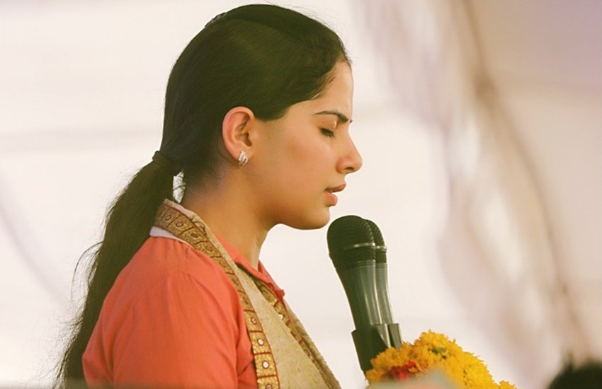 Jaya Kishori Social Media: अध्यात्म की दुनिया में जया किशोरी एक लोकप्रिय नाम हैं। जया किशोरी कृष्ण भजन और प्रवचन करती हैं। सोशल मीडिया पर भी जया किशोरी काफी एक्टिव हैं और लाखों लोगों द्वारा फॉलो की जाती हैं। सोशल मीडिया में जया किशोरी के मोटिवेशनल कोट्स भी काफी वायरल होते हैं। आइए पढ़ते हैं उनके कुछ कोट्स: