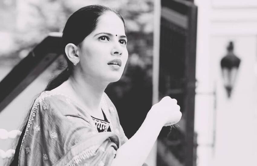 जया किशोरी (Jaya Kishori) को लाखों लोग फॉलो करते हैं। सोशल मीडिया में भी बड़ी संख्या में उनके फॉलोअर्स हैं। सोशल मीडिया के जरिये जया किशोरी अपने फॉलोअर्स संग प्रेरणादायक विचार भी साझा करती हैं। जया किशोरी के मोटिवेशनल कोट्स (Jaya Kishori Motivational Quotes) काफी पसंद किये जाते हैं। आइए पढ़ते हैं वैसे ही कुछ कोट्स: 