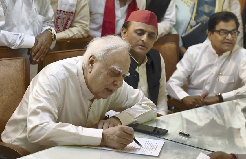 Kapil Sibal: देश और कांग्रेस के बड़े नेता रहे कपिल सिबल अखिलेश यादव (Akhilesh yadav) की समाजवादी पार्टी (Samajwadi Party) के साथ हो चुके हैं। सिबल ने कांग्रेस से इस्तीफा (Kapil Sibal Left Congress) देने के बाद सपा के टिकट पर राज्यसभा (Rajya Sabha Election) के लिए नामांकन दाखिल कर दिया है। कपिल सिबल पिछले लंबे समय से कांग्रेस में रहते हुए उसके नेतृत्व पर सवाल उठा रहे थे। आइए जानते हैं कपिल सिब्बल से जुड़ी कुछ बातें (Photo: PTI):