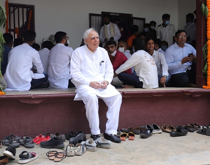 कपिल सिब्बल के पिता हीरा लाल सिब्बल भी देश के नाम वकील थे। उन्हें 2006 में पद्म भूषण से सम्मानित भी किया गया था।