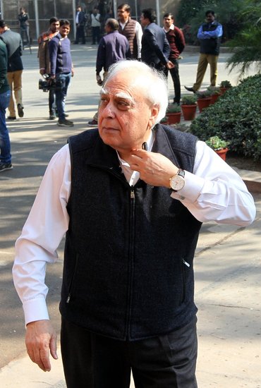 कपिल सिब्बल के बारे में कम लोगों को ही पता होगा कि तकनीकी विकास के मंत्री रहते हुए एक रिसर्च टीम के साथ साउथ पोल और अंटार्टिका तक जा चुके हैं।