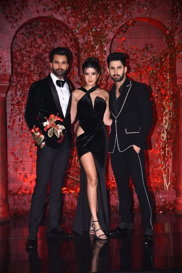 शनाया कपूर अपने को स्टार्स लक्ष्य और गुरफतेह संग।