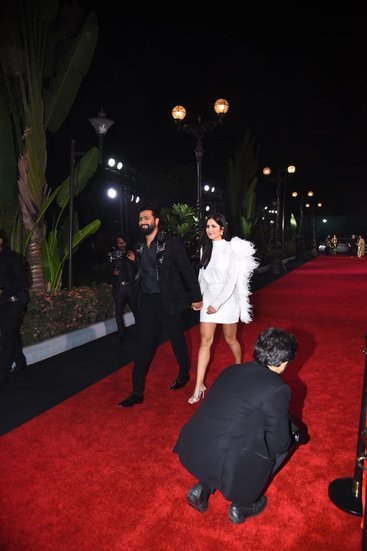 विकी कौशल पत्नी कैटरीना कैफ के साथ पार्टी में पहुंचे थे।