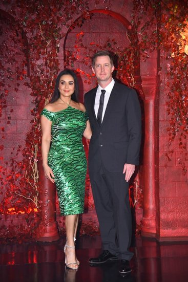 प्रीति जिंटा भी अपने पति के साथ करण की पार्टी में पहुंची थीं।