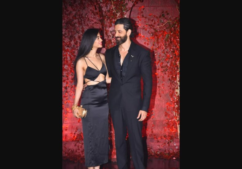 रितिक रोशन अपने दोस्त करण जौहर की पार्टी में अपनी गर्लफ्रेंड और एक्ट्रेस सबा आजाद संग पहुंचे थे।