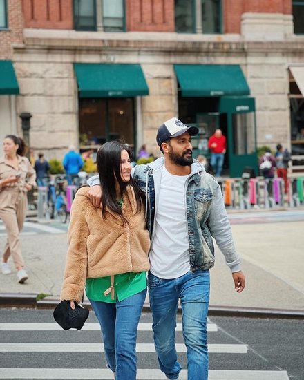 इस तस्वीर में विकी और कैटरीना न्यूयॉर्क की सड़कों पर बेफिक्रे वाले अंदाज में घूमते दिख रहे हैं।