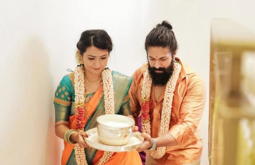 केजीएफ 2 स्टार यश ने राधिका पंडित से शादी की है। दोनों ने टीवी की दुनिया में एक ही शो से डेब्यू किया था। (यह भी पढ़ें- यश की मजेदार है लव स्टोरी, प्रपोज करने के 6 महीने बाद राधिका से मिला था जवाब)