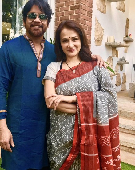 नागा चैतन्य के पिता नागार्जुन ने भी अपने साथ काम करने वाली एक्ट्रेस अमाला अक्किनेनी से शादी की है।