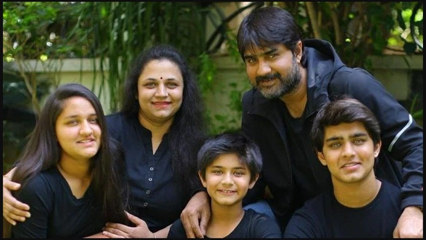साउथ की 120 से ज्यादा फिल्मों में काम कर चुके एक्टर मेका श्रीकांत ने अपनी को-एक्ट्रेस शिवरंजनी से शादी रचाई है। (All Photos: Social media)