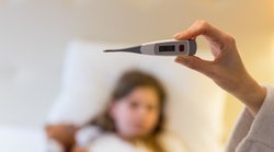 बच्चों में बढ़ रहा है टोमैटो फीवर का खतरा; एक्सपर्ट से जानिए लक्षण, कारण और बचाव के तरीके