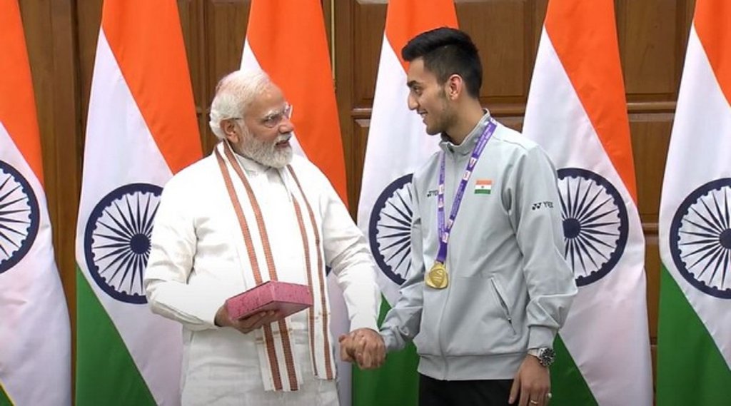 लक्ष्य सेन ने पीएम मोदी को उपहार में दी बाल मिठाई (फोटो-पीएमओ)