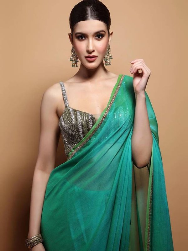 shanaya kapoor in green saree