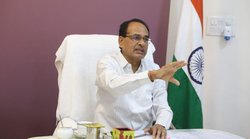 कलेक्टर बुरहानपुर इधर-उधर मुंडी न हिलाएं, जब मैं बोल रहा हूं तो तुम्हें बात करने का अधिकार नहीं, सीएम शिवराज ने ऑन कैमरा लगा दी क्लास, इस वजह से हो गए ट्रोल