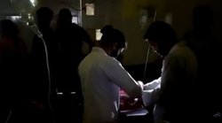 UP: सीतापुर के जिला अस्पताल में 4 घंटे बत्ती रही गुल, टॉर्च की रोशनी में हुआ इलाज; लोग उठाने लगे सिस्टम पर सवाल