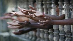 जब भूखे बच्चे अकुलाते हों