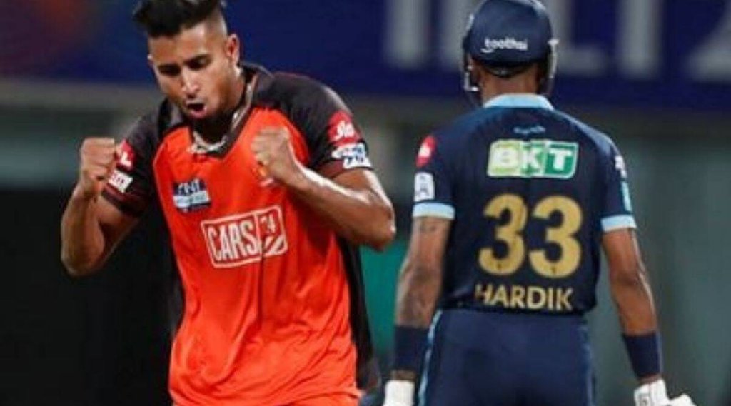 मैथ्यू वेड का विकेट लेने के बाद खुशी मनाते उमरान मलिक। (फोटो- आईपीएल/पीटीआई)