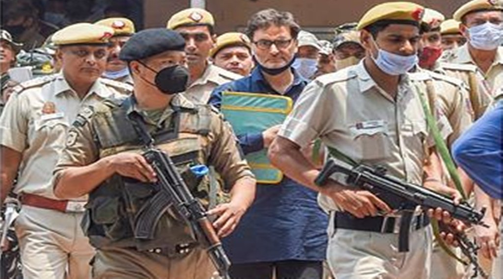 कश्मीरी अलगाववादी नेता यासीन मलिक को गुरुवार 25 मई को दिल्ली के पटियाला हाउस कोर्ट में पेशी के लिए ले जाती पुलिस। (फोटो- पीटीआई)