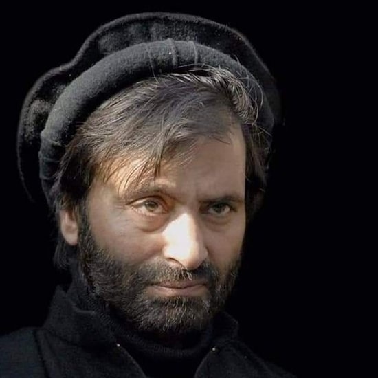 Yasin Malik Wife: टेरर फंडिंग मामले में प्रतिबंधित संगठन जम्मू कश्मीर लिबरेशन फ्रंट (JKLF) के मुखिया यासीन मलिक को NIA कोर्ट ने उम्रकैद की सजा सुनाई है। साथ ही उस पर 10 लाख का जुर्माना भी लगाया गया है। यासीन मलिक की सजा पर उसकी पत्नी मुशाल मलिक (Mushal Malik) ने कहा है कि आखिरी सांस तक कश्मीर की आजादी की लड़ाई चलती रहेगी। मुशाल और यासीन ने लव मैरिज की थी। आइए जानते हैं दोनों की लव स्टोरी: