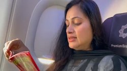 महाराष्ट्र में सियासी बवाल के बीच फ्लाइट में हनुमान चालीसा का पाठ करती नजर आईं नवनीत राणा, लोग ऐसे मारने लगे ताना