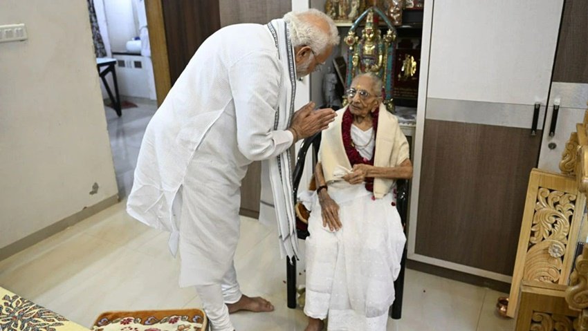 देश के प्रधानमंत्री नरेंद्र मोदी की मां हीराबेन 18 जून 2022 को सौ साल की हो गईं। हर साल की तरह इस साल भी मां के जन्मदिन पर पीएम उनसे मिलने गांधीनगर पहुंचे। मां के जन्मदिन पर उनसे मुलाकात की कुछ तस्वीरें प्रधानमंत्री ने सोशल मीडिया में पोस्ट की हैं।