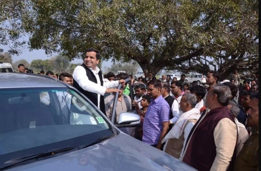 धर्मेंद्र यादव के पास गाड़ियों के नाम पर एक टोयोटा क्वालिस है। धर्मेंद्र के नाम पर एक ट्रैक्टर भी है। (यह भी पढ़ें- धर्मेंद्र यादव से राजनीति में काफी जूनियर हैं डिंपल यादव, संपत्ति के मामले में देवर से 3 गुना अमीर हैं मुलायम सिंह की बहू)