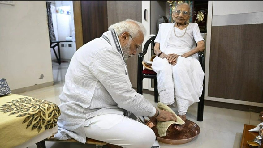 इससे पहले पीएम मार्च के महीने में अपनी मां से मिले थे।