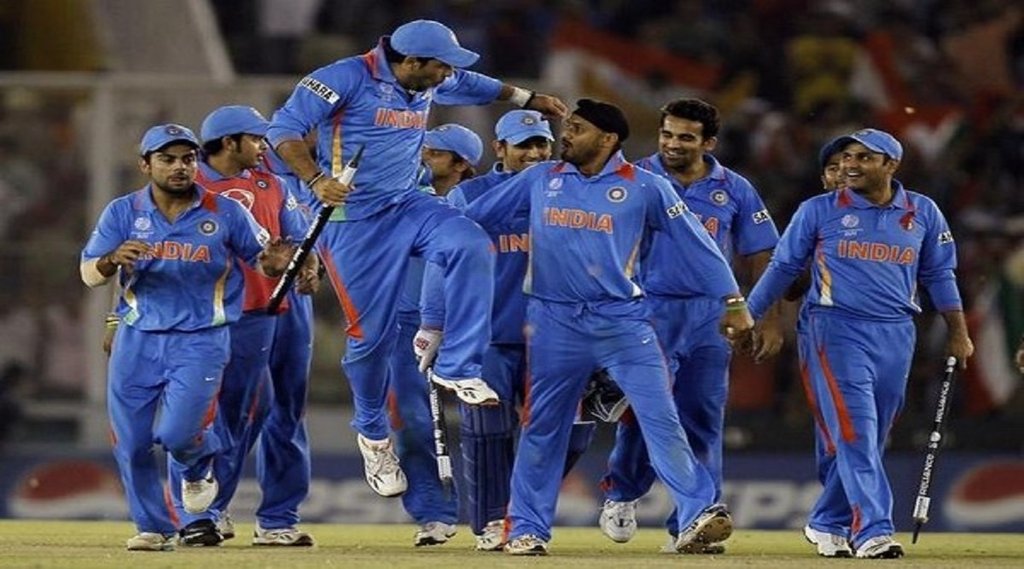 2011 विश्व कप के दौरान युवराज सिंह, जहीर खान और वीरेंद्र सहवाग के साथ जश्न मनाते हरभजन सिंह (फोटो: आईसीसी)