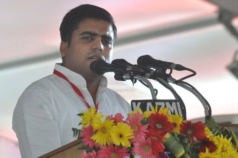 तेज प्रताप सिंह यादव उपचुनाव जीतकर लोकसभा पहुंचे और इसी के साथ मुलायम परिवार की तीसरी पीढ़ी की भी राजनीति में एंट्री हो गई। 