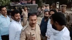उपद्रवियों की पैरवी करने पहुंचे सपा विधायक तो CO ने कहा- ‘तुरंत निकलिए, वरना बैठाने के लिए बहुत जगह है’