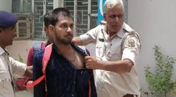 कॉलर पकड़-पकड़कर नौकरी दे रहे हैं- बिहार पुलिस ने नौकरी मांग कर रहे को घसीटा तो तो भड़क गए लोग