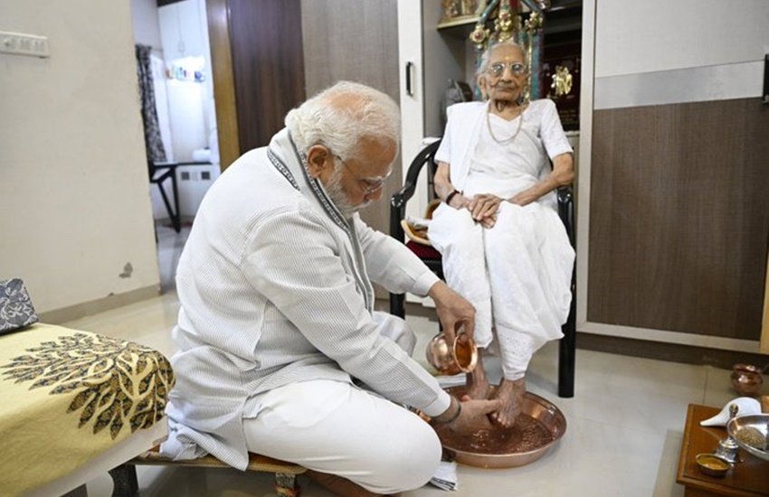 मां हीराबेन के पैर धोते पीएम नरेंद्र मोदी।