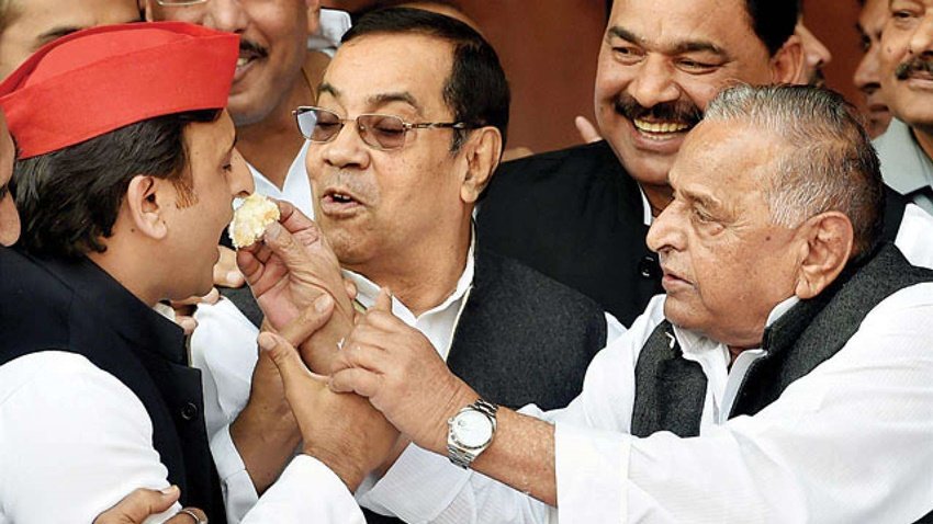 Akhilesh Yadav: अखिलेश यादव ने राजनीति में कदम कन्नौज सीट से उपचुनाव जीतकर ही रखा था। 1999 में मुलायम सिंह यादव  संभल और कन्नौज से जीते थे। बाद में उन्होंने कन्नौज सीट छोड़ दी।
