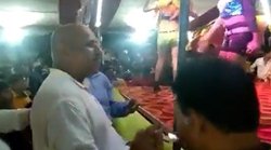 डांसर पर नोट उड़ाते रहे बीजेपी-जदयू के नेता, डांसर को छूने की कोशिश पर भड़क गये लोग, बोले- नीचता की भी हद होती है