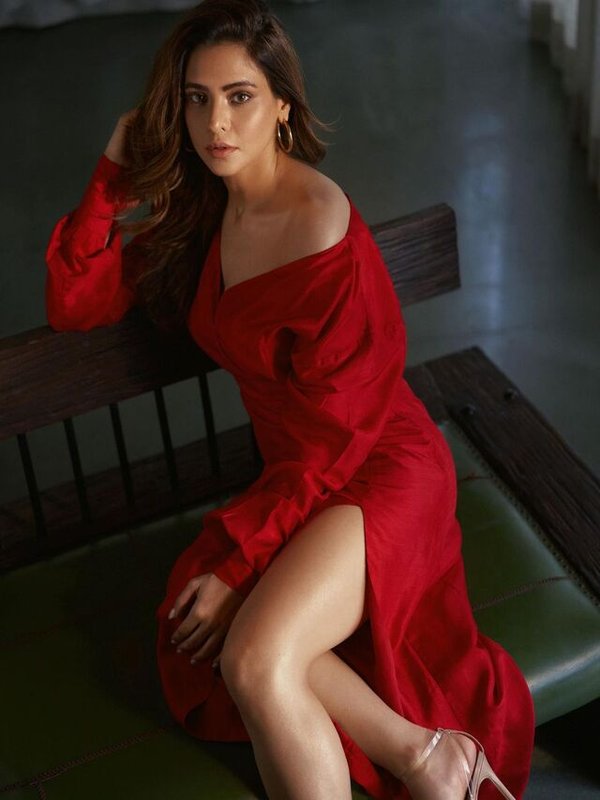 AAMNA SHARIF IN RED BOLD LOOK