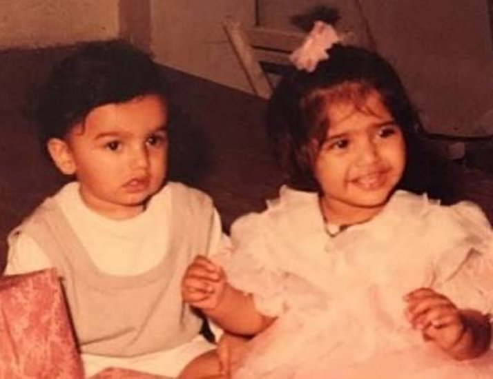 इन तस्वीरों को शेयर करते हुए सोनम ने लिखा है कि हम दोनों में महज 15 दिन का फर्क है।