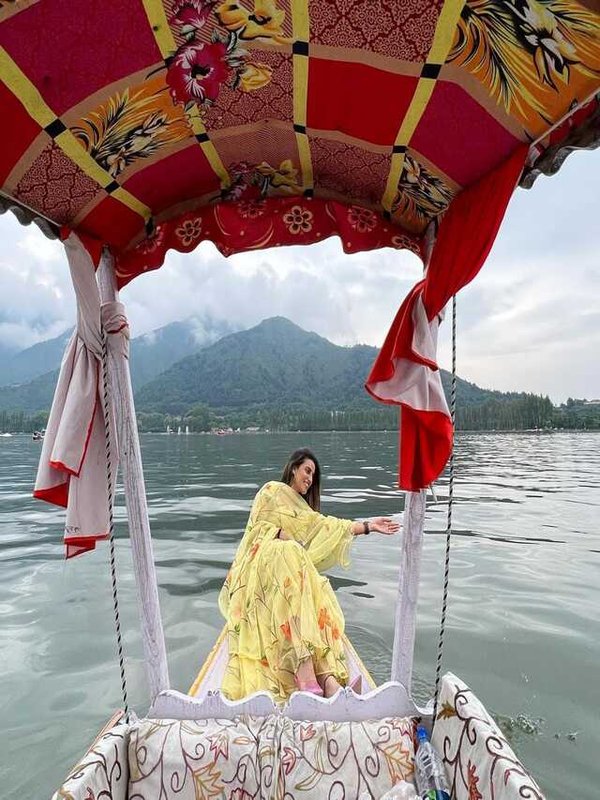 AKSHARA SINGH IN SIMPLE AND SOBER LOOK