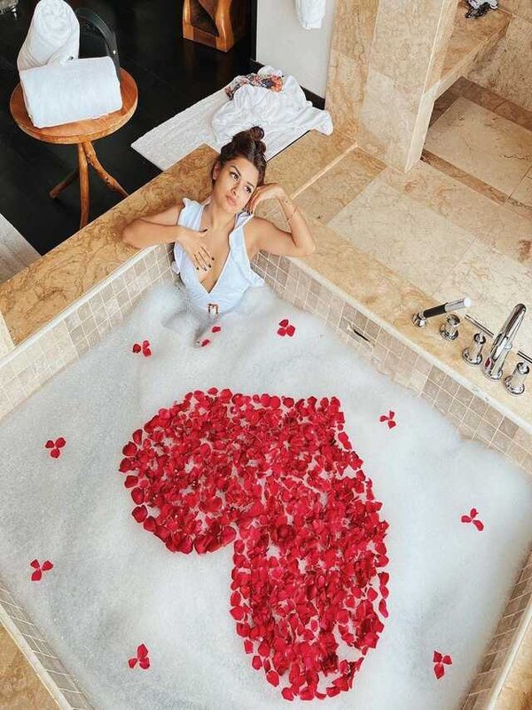 AVNEET KAUR BATHTUB PHOTOSHOOT