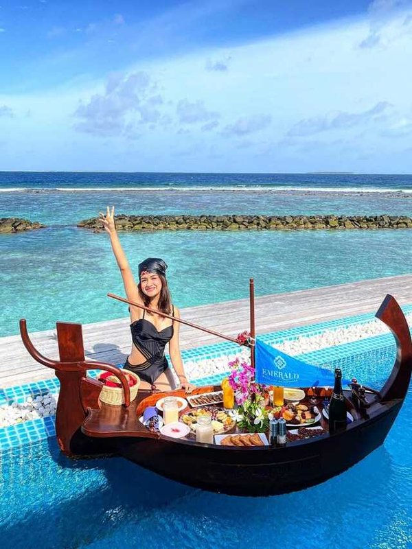 AVNEET KAUR BFREAKFAST AT POOL, PHOTOS VIRAL