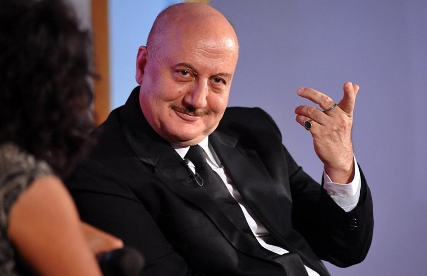 Anupam Kher: अनुपम खेर ने 1984 में आई फिल्म सारांश से अपना एक्टिंग करियर शुरू किया था। अब तक वह 500 से ज्यादा फिल्मों में काम कर चुके हैं।