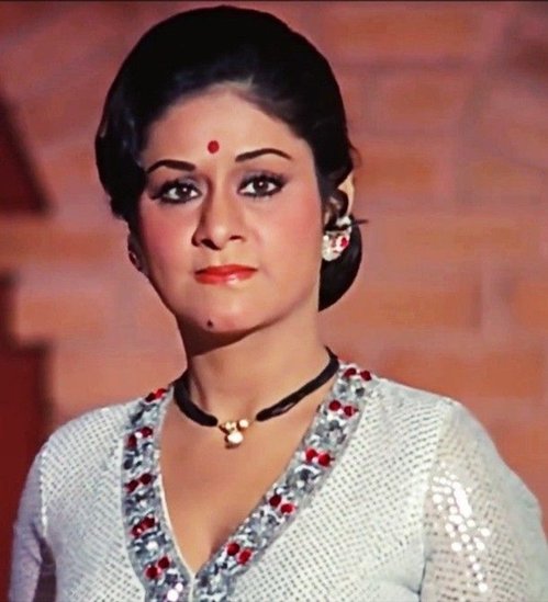 Aruna Irani: अगला नाम अरुणा ईरानी का है। उन्होंने 1961 में गंगा जमुना से बॉलीवुड डेब्यू किया था। उसके बाद वह करीब 500 फिल्मों में नजर आईं।