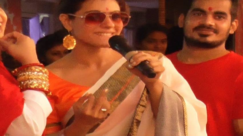 Kajol: मुंबई के किसी दुर्गा पंडाल के बाहर काजोल इस तरह से कैमरे में कैद हो गई थीं। तब उनकी काफी ट्रोलिंग हुई थी।